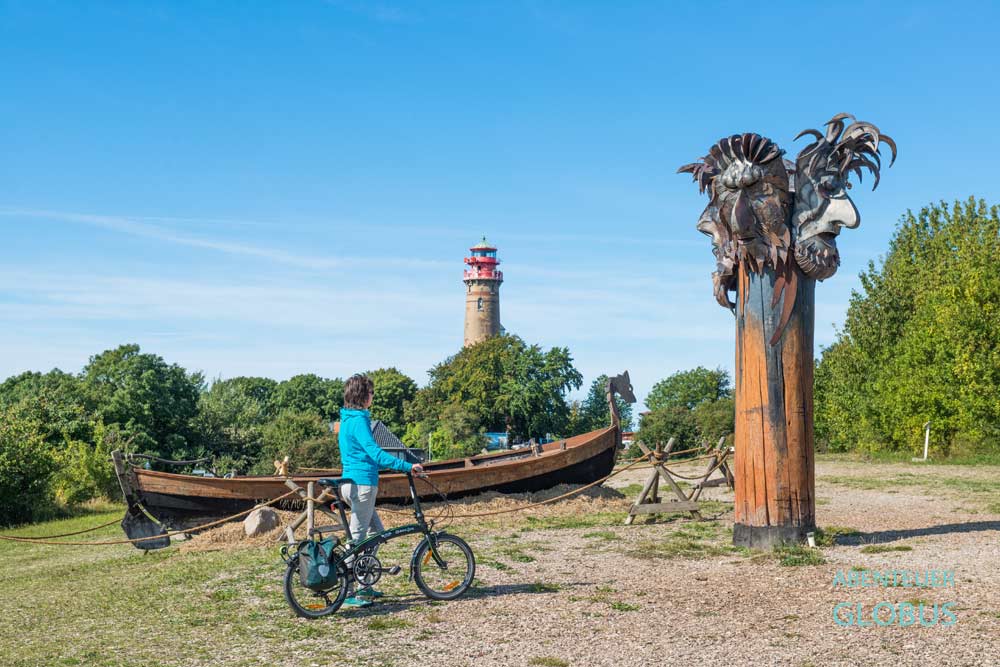 Insel Rügen, Kap Arkona: Leuchtturm, Holzboot und Skulptur des Ranen-Gottes Svantevit, auch Svantovit, nahe dem Burgwall Jaromarsburg