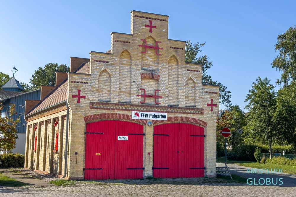 Insel Rügen: Gebäude der Freiwilligen Feuerwehr in Putgarten