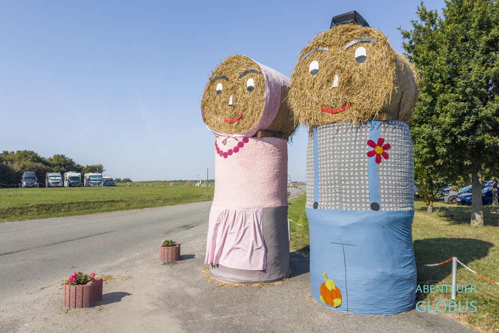 Putgarten, Kap Arkona, Rügen: Strohpuppen und Wohnmobilstellplatz Putgarten im Hintergrund