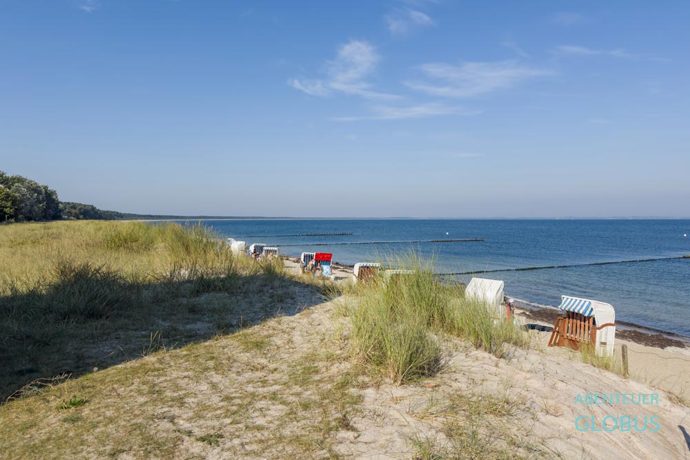 Glowe, Rügen: Sandstrand mit Strandkörben an der Bucht Tromper Wiek und Nehrung Schaabe