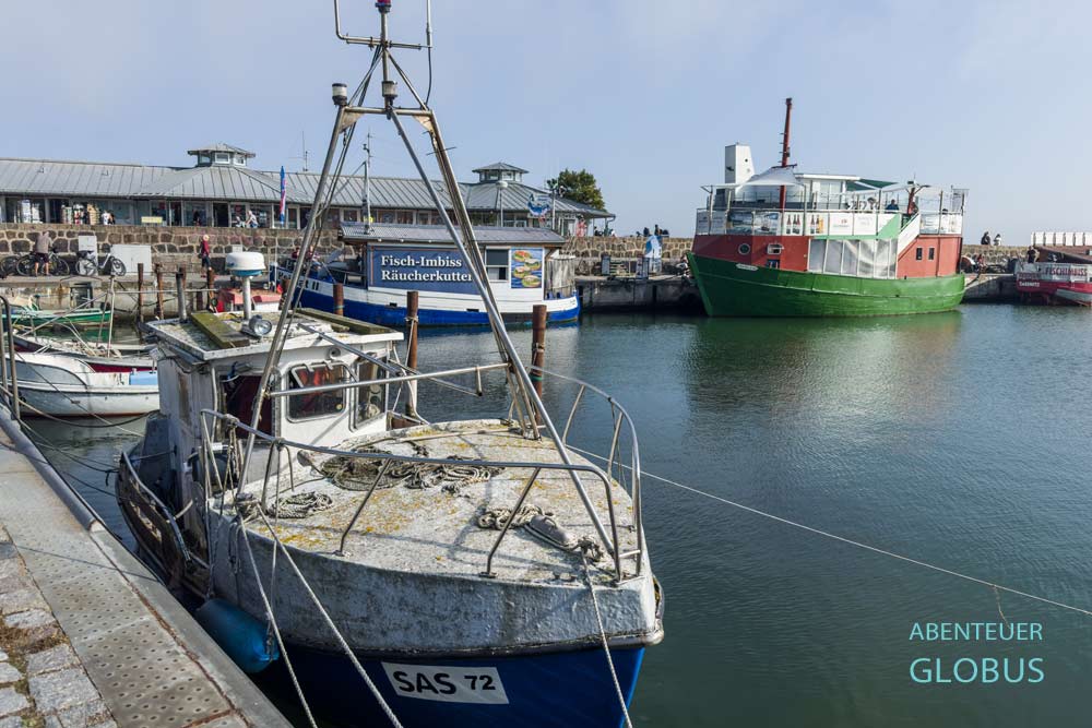 Sehenswürdigkeiten und Veranstaltungen in Sassnitz: Stadthafen mit Imbissbooten finden die Rügener Hafentage statt.