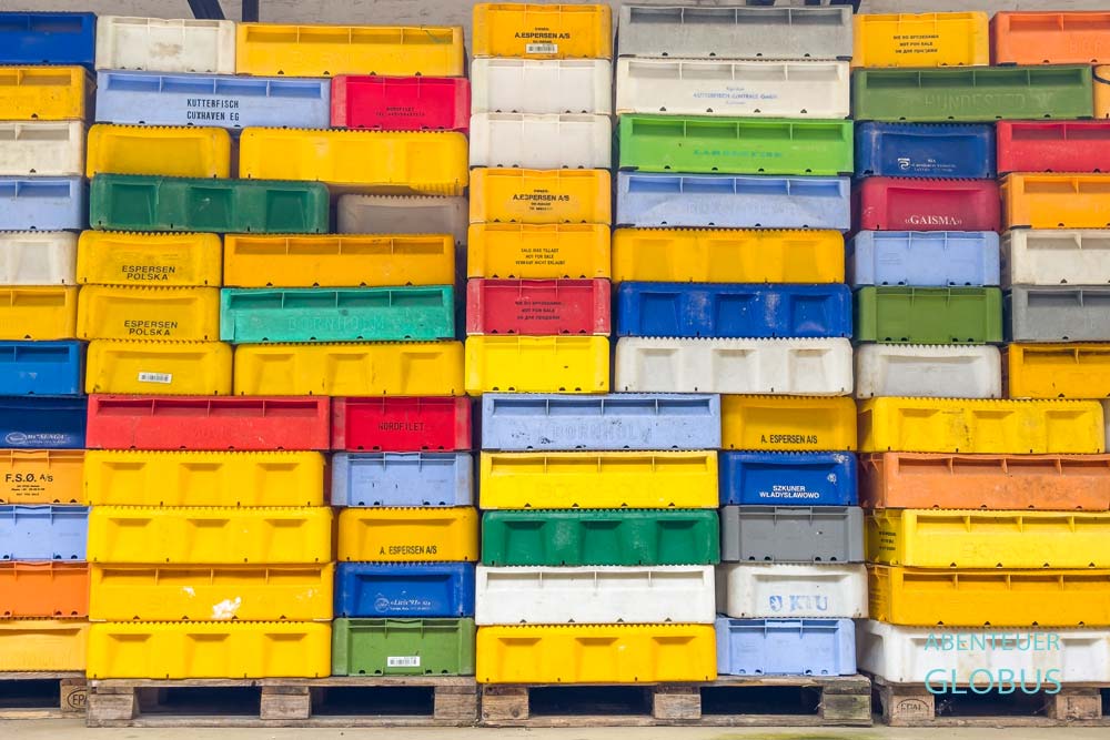 Insel Rügen, Stadthafen in Sassnitz: Fischkisten