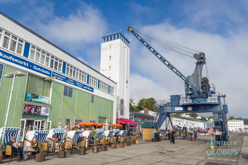 Insel Rügen, Sassnitz: Kran im Stadthafen