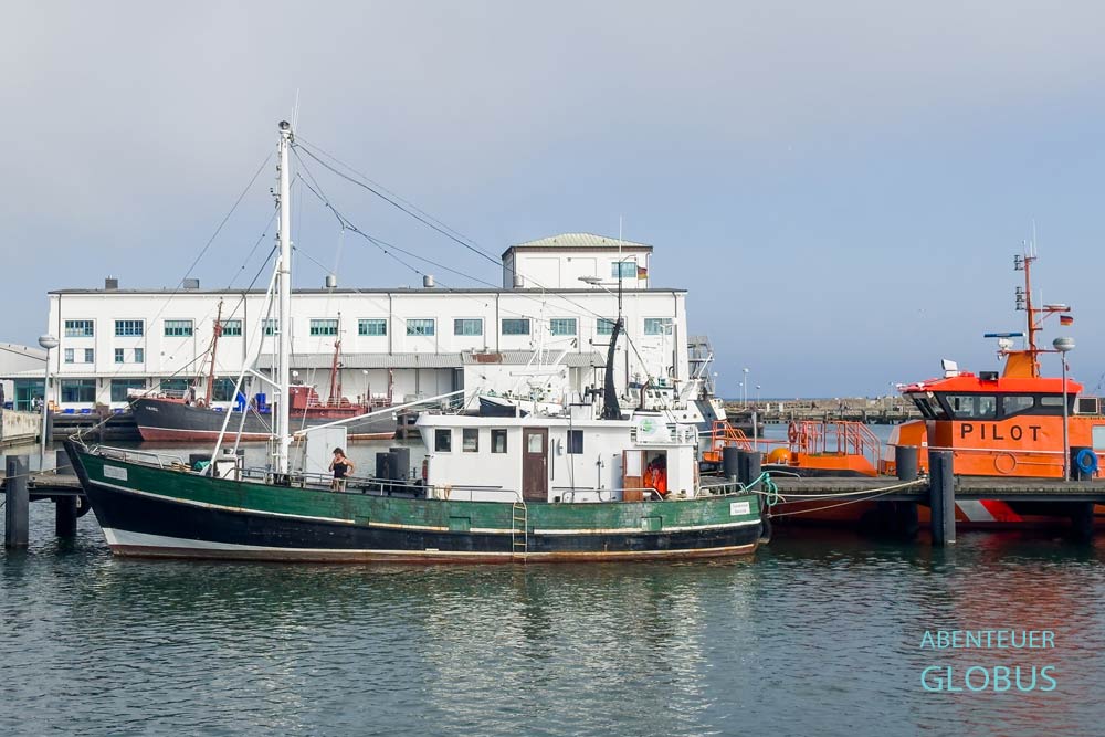 Sassnitz, Rügen: Schiffe und Altes Kühlhaus im Stadthafen