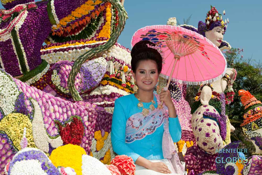 Chiang Mai: Mit Blumen geschmückter Festwagen beim Flower Festival