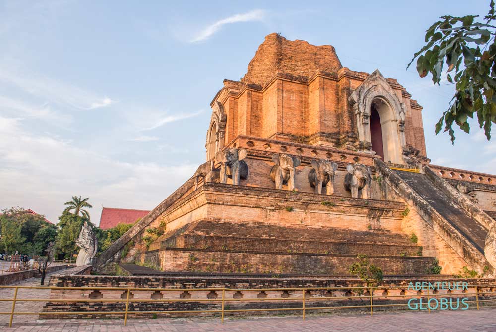 Wat Chedi Luang mit Elefanten