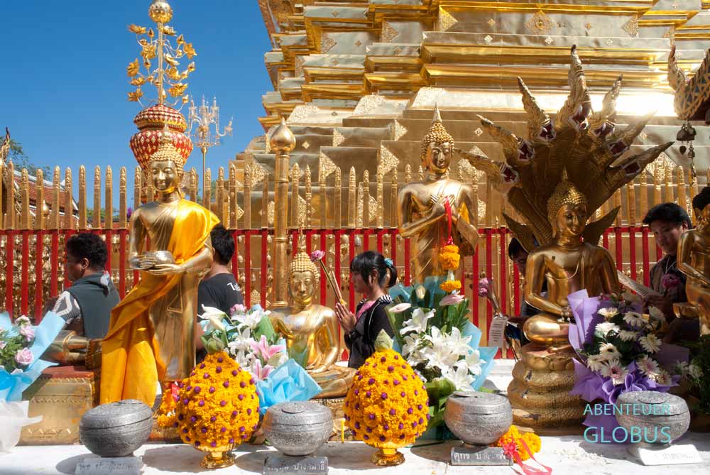 Betende Thais umrunden den goldenen Chedi vom Wat Phra That Doi Suthep