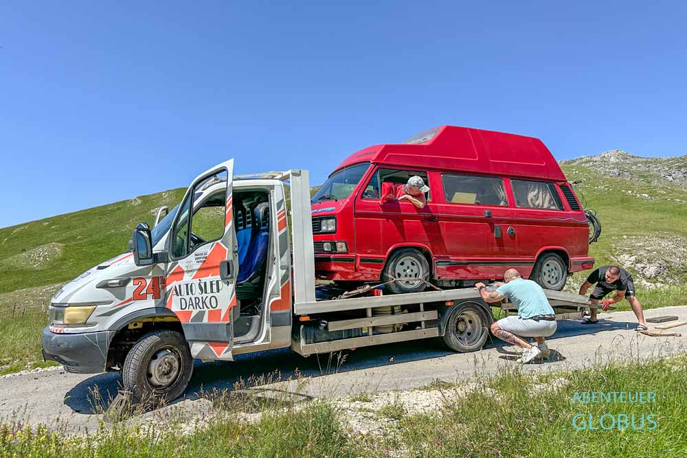 Unser Bulli auf Abschleppwagen: Pannenhilfe in Montenegro