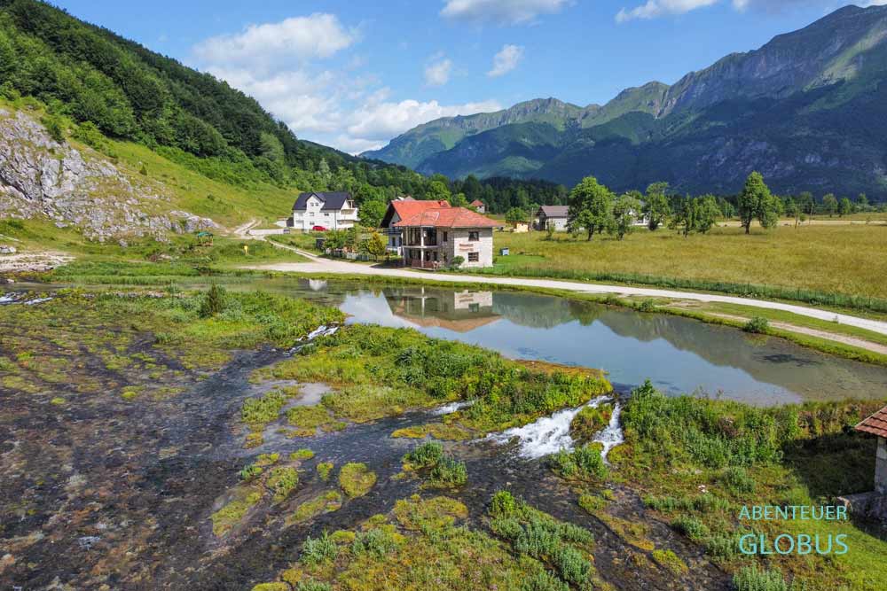 Sehenswürdigkeit in Gusinje: Ali Pascha Quellen (Ali Pasini Izvori) und Restaurant Krojet