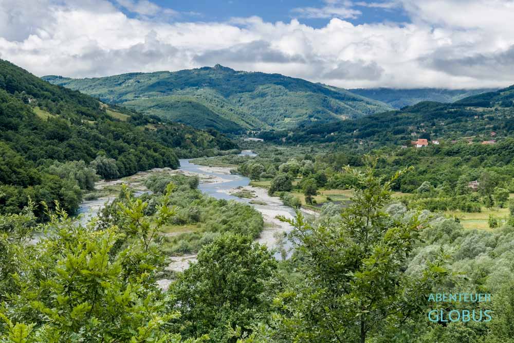 Anreise nach Plav: Tal mit Fluss Lim in der Nähe von Plav