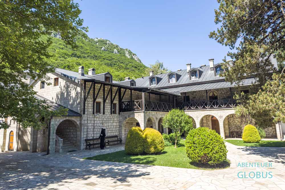 Innenhof vom Kloster des Heiligen Lukas, auch Manastir Svetog Luke oder Zupa Monastery