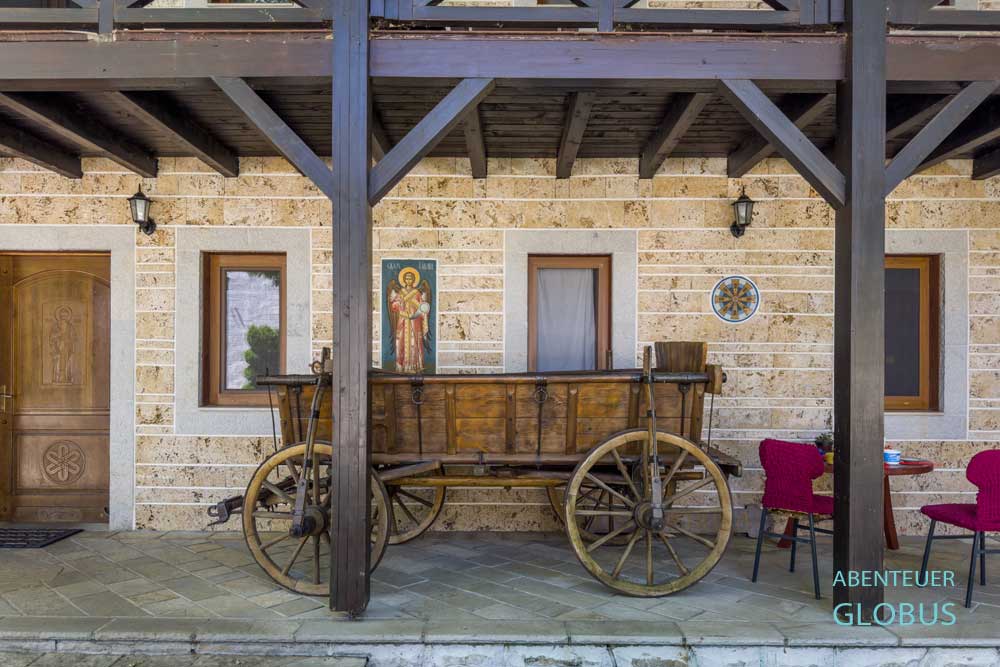 Innenhof des serbisch-orthodoxen Klosters Svetog Luke 