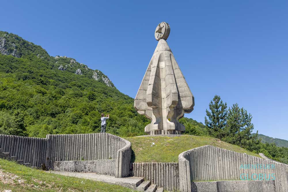 Denkmal für die gefallenen Soldaten in Sutjeska, errichtet 1984 von Bildhauer Ljubo Vojvodi im Dorf Bastajic 