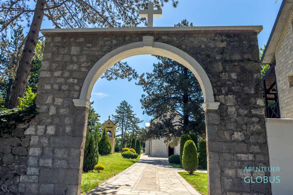 Dorf Bastaji im Tal Zupa Niksicka: Eingang zum Kloster Svetog Luke