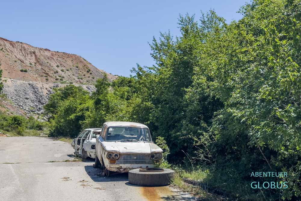 Dorf Oblatno: alte Autos