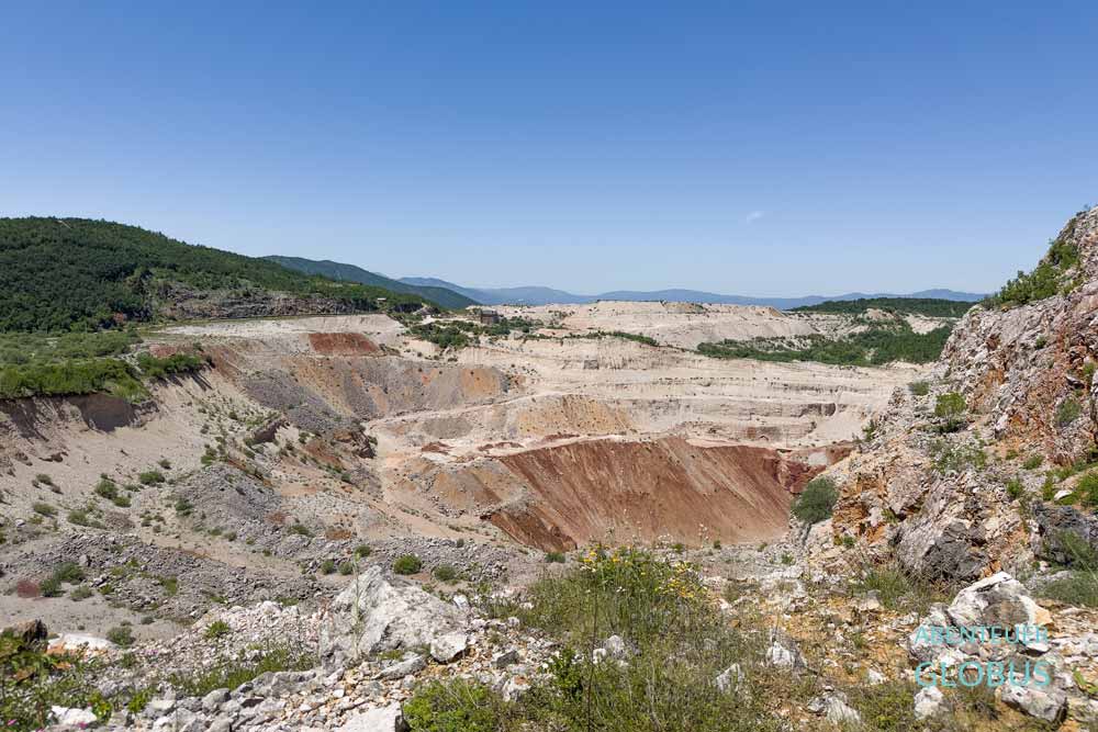 Anreise zum Kapetanovo Jezero: Bauxitmine beim Dorf Oblatno