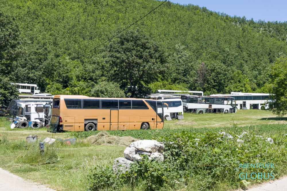 Anreise zum Kapitänssee: Busfriedhof nahe Dorf Oblatno