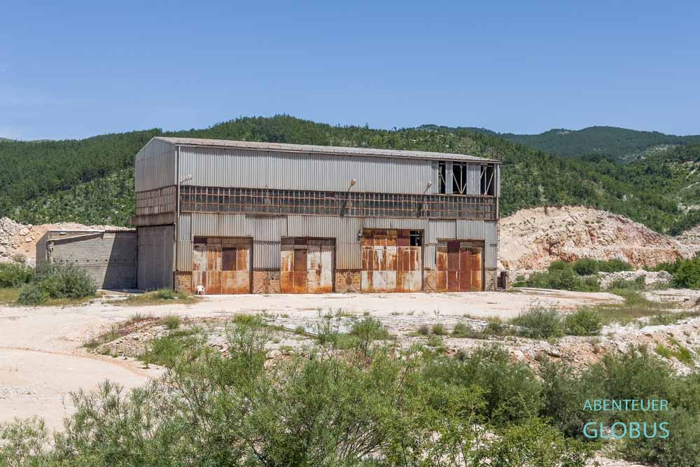 Beim Dorf Oblatno: Gebäude in der Bauxitmine