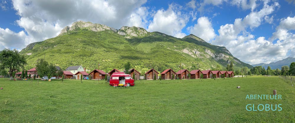 Unterkunft im Ropojana-Tal: Ethno Katun ROSSI, laut Schild in Vusanje: Eko Katun Rosi: Campingplatz und Bungalows