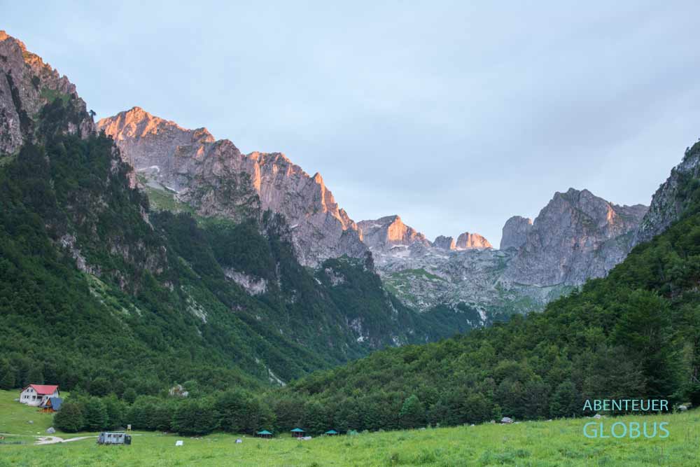 Nationalpark Prokletije: Grebaje-Tal mit Campingwiese, Karstbergen und Karanfili-Massiv