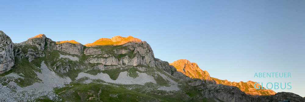 Letztes Sonnenlicht auf den umliegenden Berggipfeln am Kapetanovo Jezero