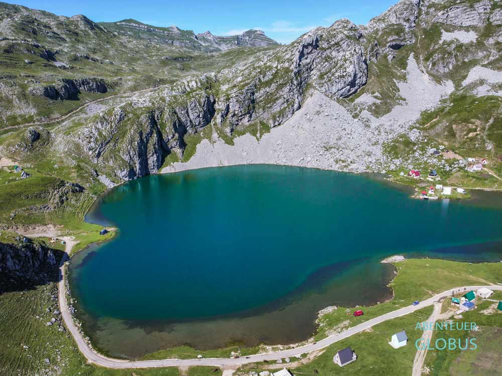 Kapetanovo Jezero umgeben von imposanten Karstbergen