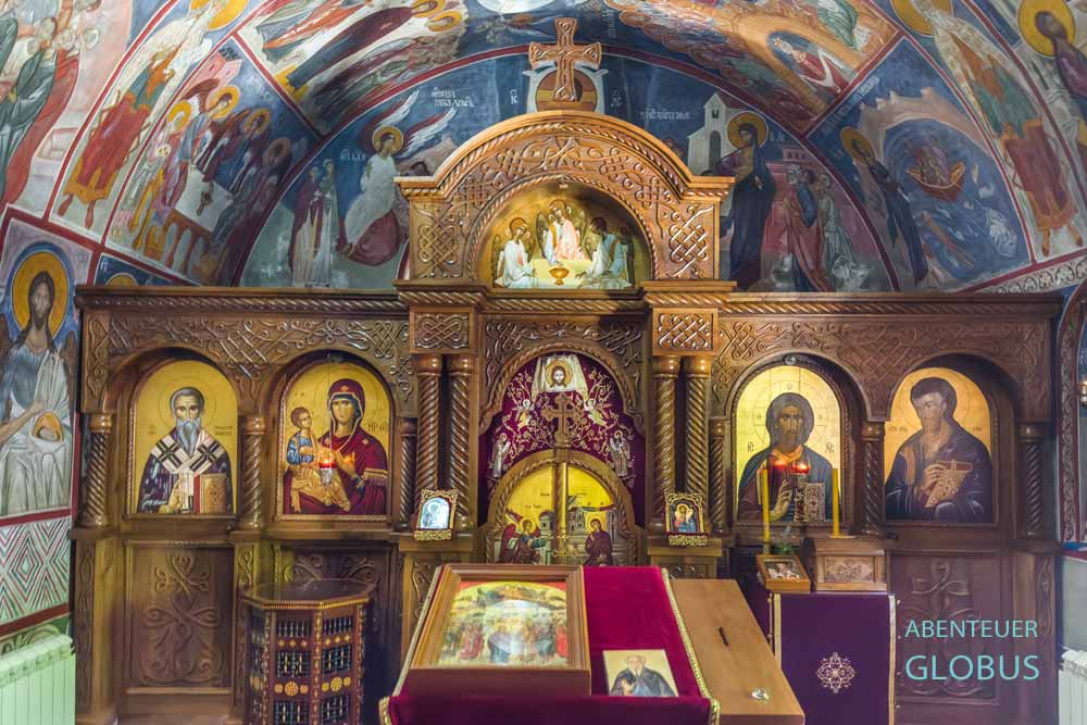 Ikonenwand in der kleinen Kapelle vom Kloster Svetog Luke, auch Zupa Monastery