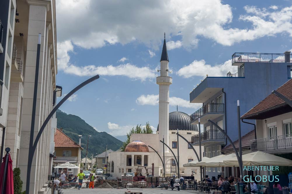 Gusinje: Fußgängerzone und die Moschee Radoncica Dzamija