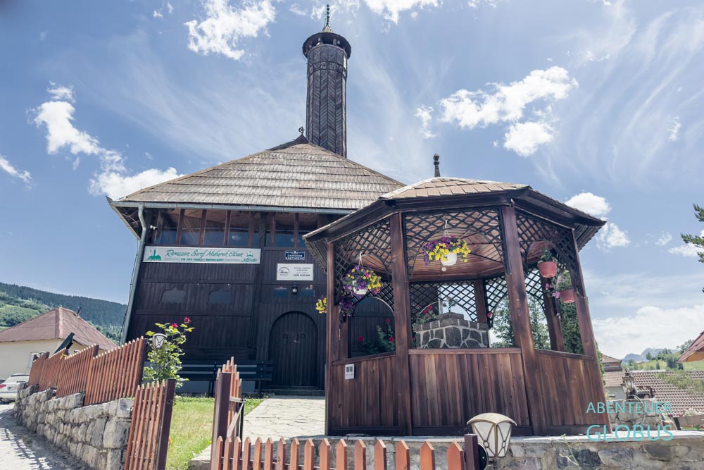 Älteste Moschee in Plav: Stara Dzamija oder Carska Dzamija (Kaisermoschee) mit Eingang und Pavillon 