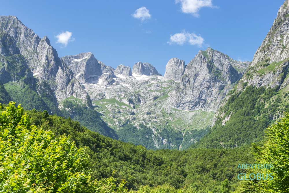 Nationalpark Prokletije, Grebaje-Tal mit Karstbergen und Gipfel Talijanka