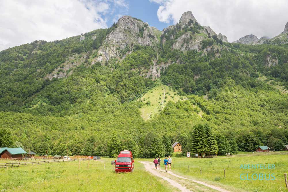 Nationalpark Prokletije: Wanderer im Grebaje-Tal 