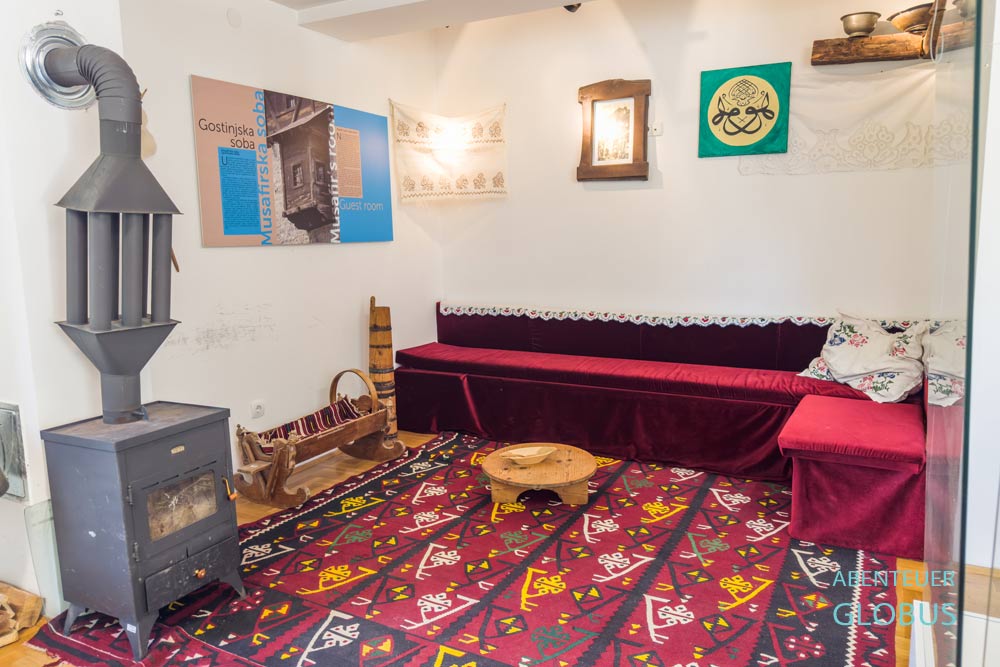 Gusinje: Traditionelles Zimmer im Besucherzentrum des Prokletije-Nationalparks