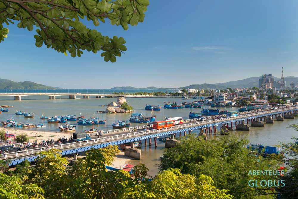Nha Trang: Blick von de Tempelanlage Po Nagar auf den Cai-Fluss mit Fischereihafen