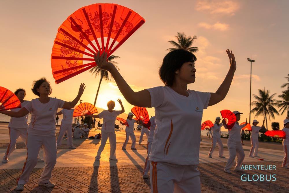 Fächertanz auf dem Platz des 2. April in Nha Trang