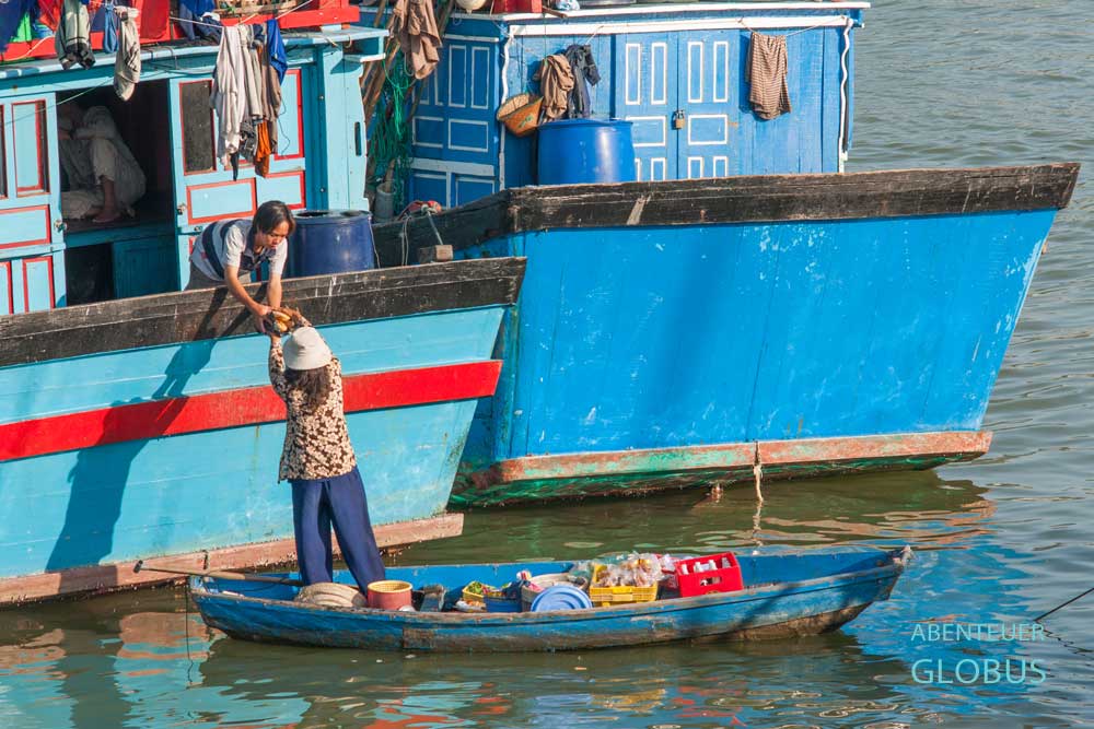Fischereihafen in Nha Trang: Versorgungsboot