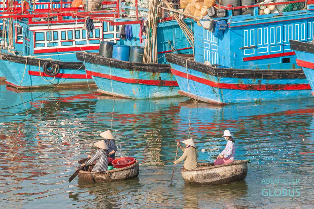 Korbboote im Fischereihafen von Nha Trang