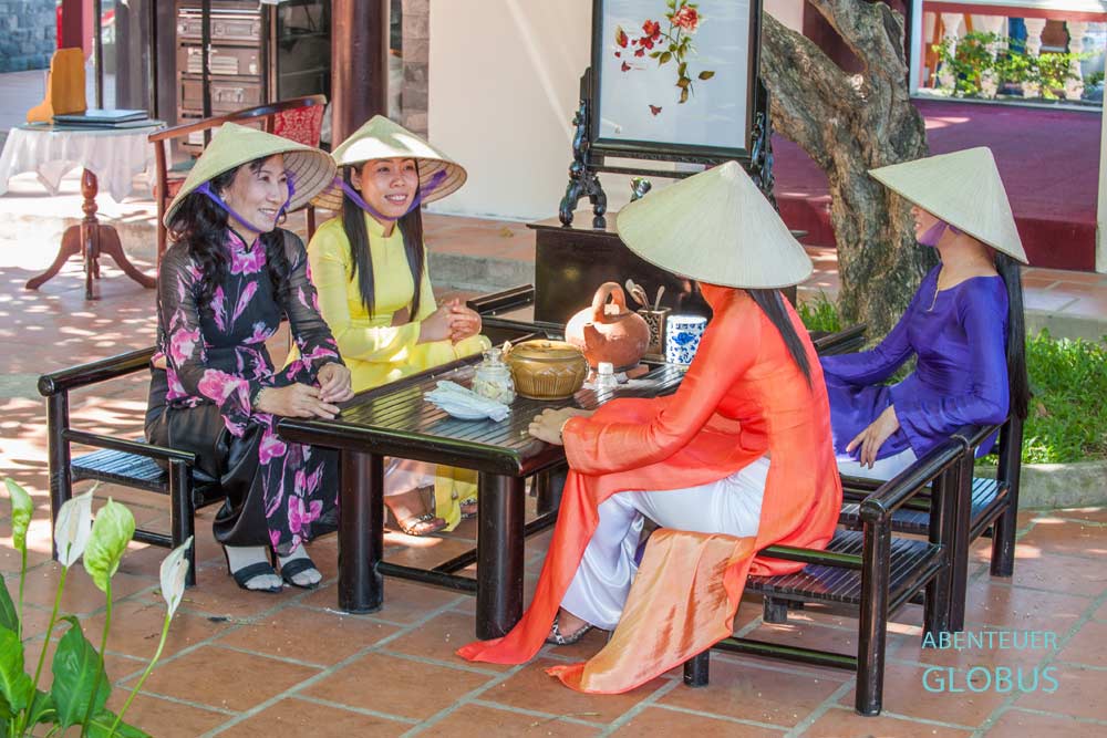 Nha Trang: Frauen im traditionellen Ao Dai Gewand