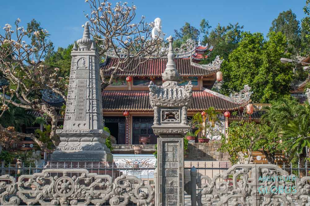 Sehenswürdigkeit in Nha Trang: Tempel in der Long Son Pagode mit weißem Buddha