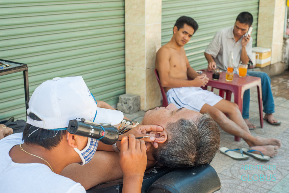Teepause neben Ohrreinigung auf der Straße
