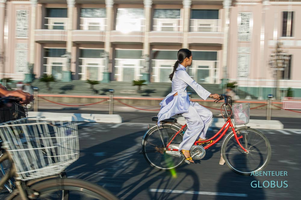 Schülerin auf der Tran Phu Straße vor dem Rathaus