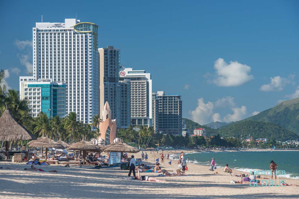 Nha Trang: Hochhäuser, Stadtstrand und Thap Tram Huong Turm