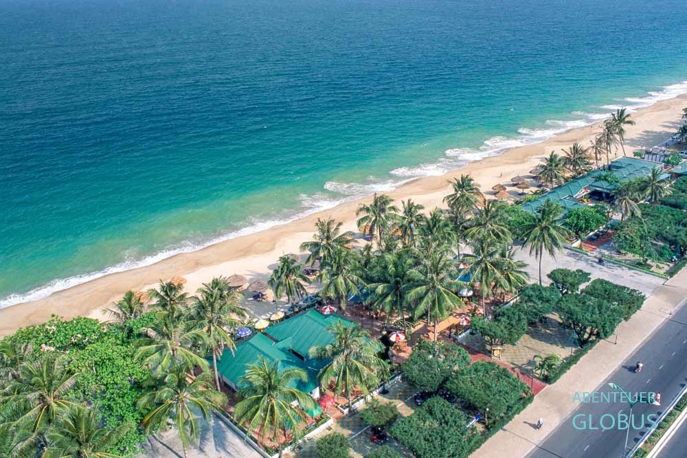 Nha Trang: Palmenstrand mit Restaurants und Beachclubs