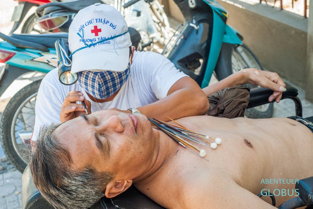 Nha Trang: Ohrreinigung auf der Straße