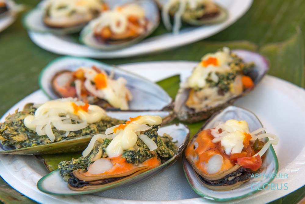 Überbackene Muscheln auf dem Lard Yai Sunday Night Market in der Thalang Road