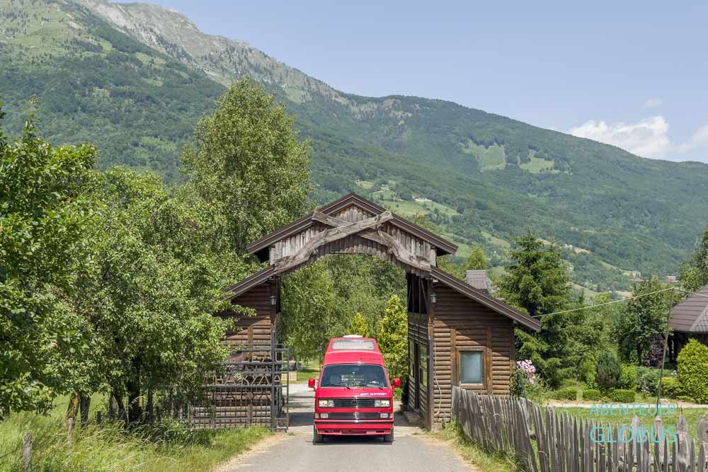 Plav: Eingang zum Auto Camp Tahu auf dem Gelände vom Hotel Kula Damjanova