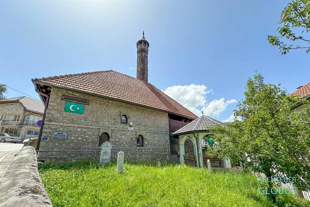 Plav: Moschee Redzepagica Dzamija nahe dem Turm Redzepagica