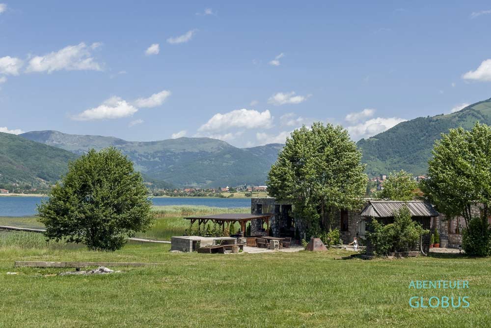 Plav: Wiese und Badesteg vom Auto Camp Tahu und Hotel Kula Damjanova