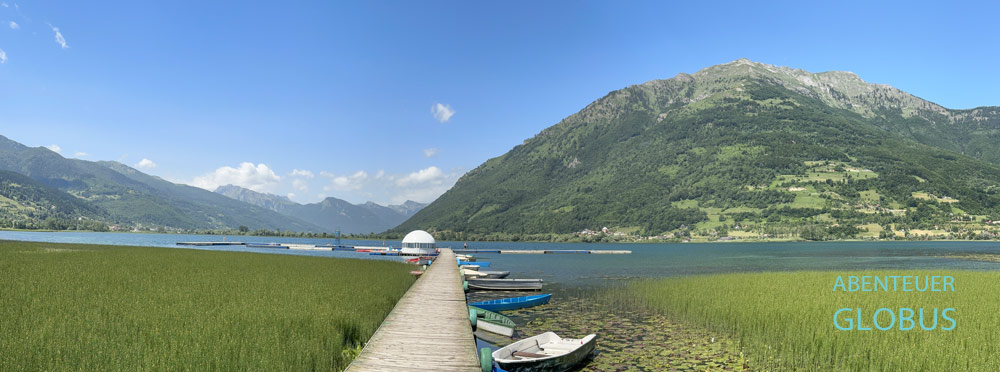 See Plavsko Jezero mit Badesteg, Berg Visitor und das Prokletije-Gebirge im Hintergrund