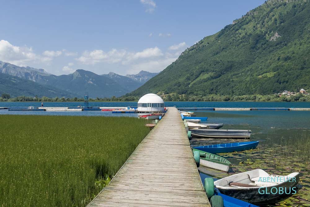 See Plavsko Jezero mit Badesteg und Bootsverleih
