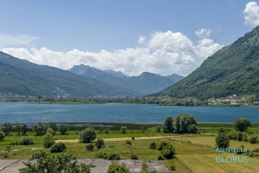 See Plavsko Jezero und das Prokletije-Gebirge im Hintergrund